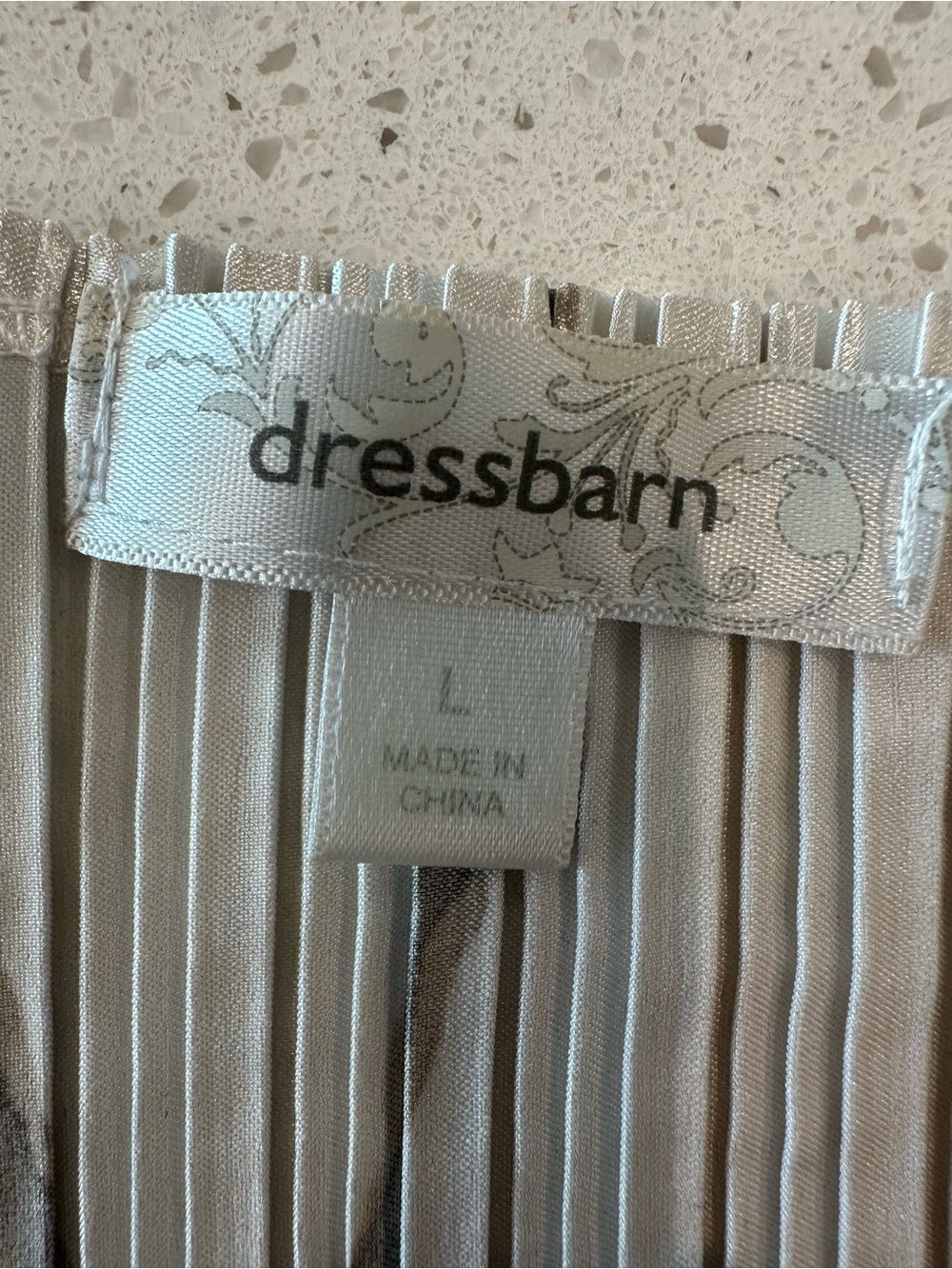 DRESSBARN SIZE LARGEPleated V-Neck. Top in White and Teal. SUPER STRETCHY! - Picture 8 of 11